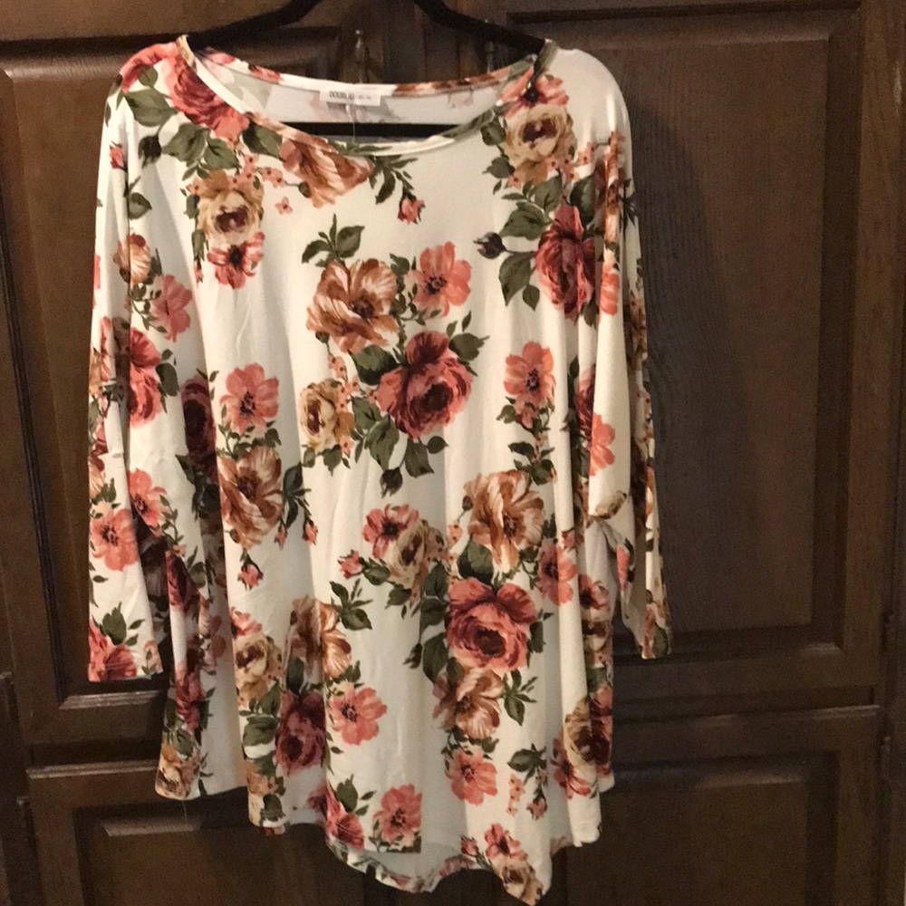 Brand New Ragland 3/4 sleeve floral top…super SOFT!